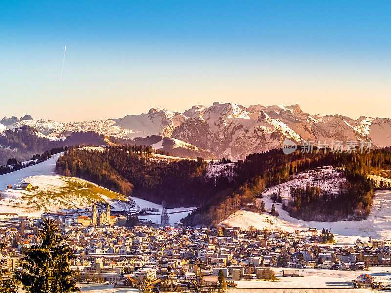 阿尔卑斯山上的冬日仙境