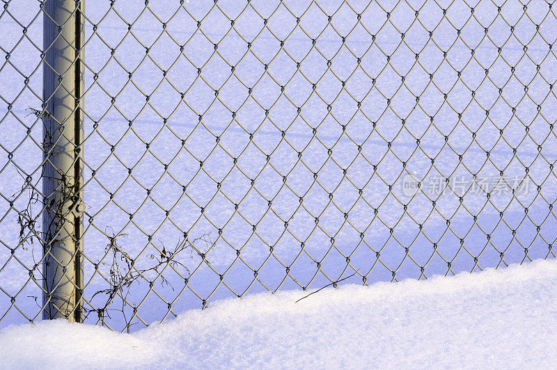 雪中的铁链栅栏