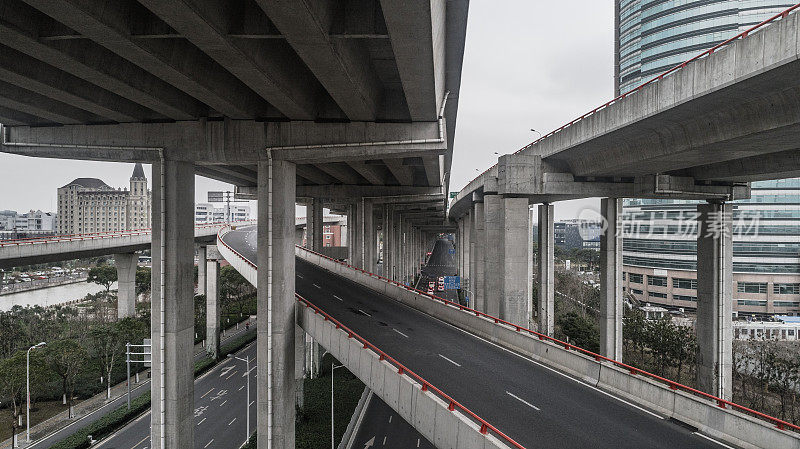 多云天气城市公路和立交桥鸟瞰图