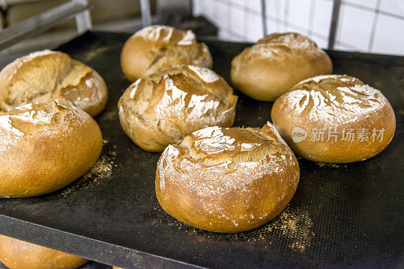 传统的面包。工匠酸面包面包'特写传统面包刚出烤箱