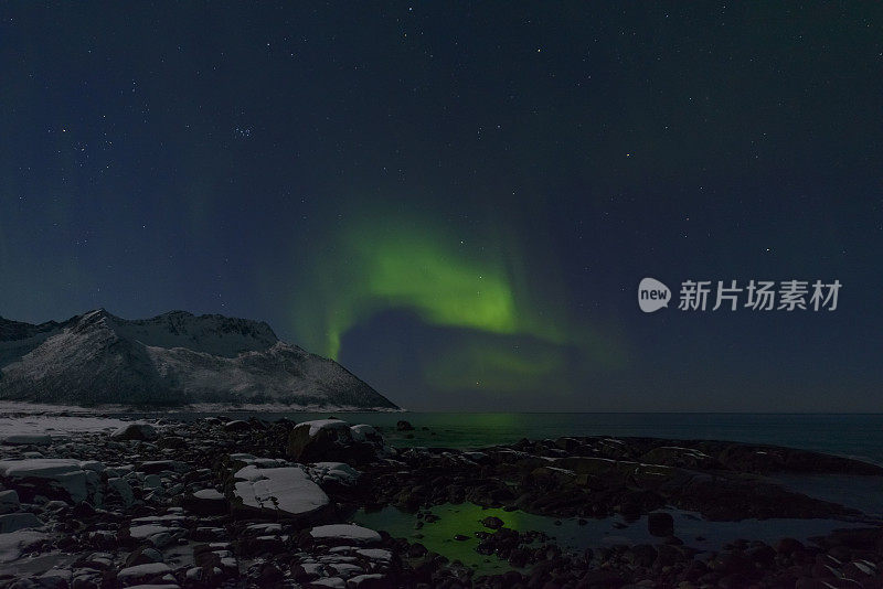 北极光挪威北部夜空中的北极光