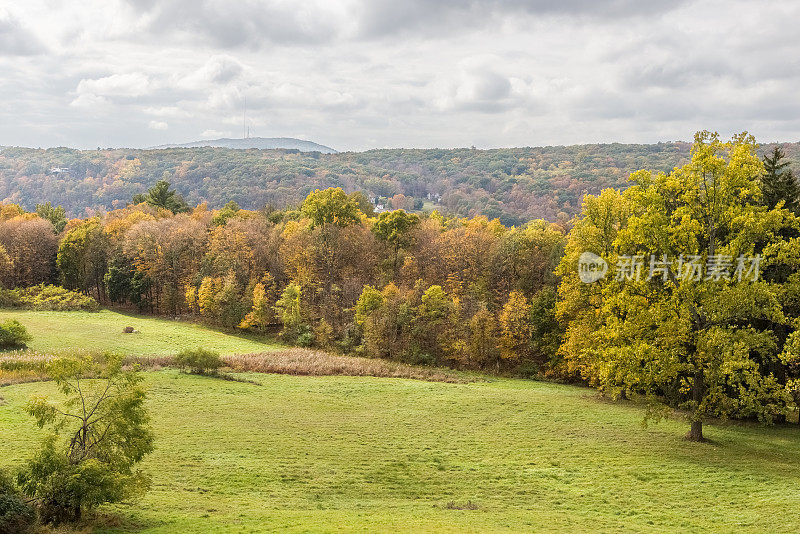 景观与树木在秋天的颜色(树叶)和卡茨基尔山与阴天，哈德逊山谷，纽约。