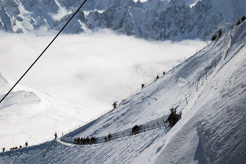 有滑雪爱好者的雪坡，勃朗峰