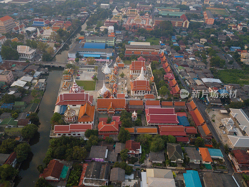 在泰国曼谷城南寺上空飞行。