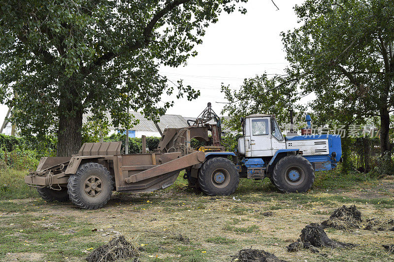 一种拖车上有平地机的大型拖拉机。农业机械