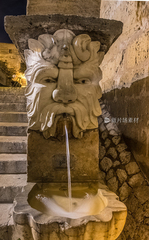 西班牙巴利阿里群岛马略卡岛中世纪小镇的公共喷泉
