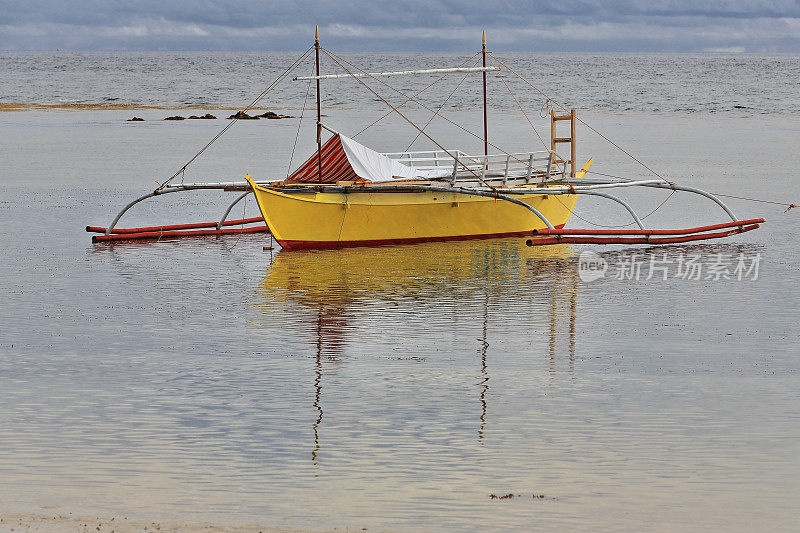 巴郎盖或邦加船搁浅在海滩上。蓬Ballo-Sipalay-Philippines。0311