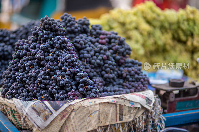 从街头市场买的大量成熟紫葡萄