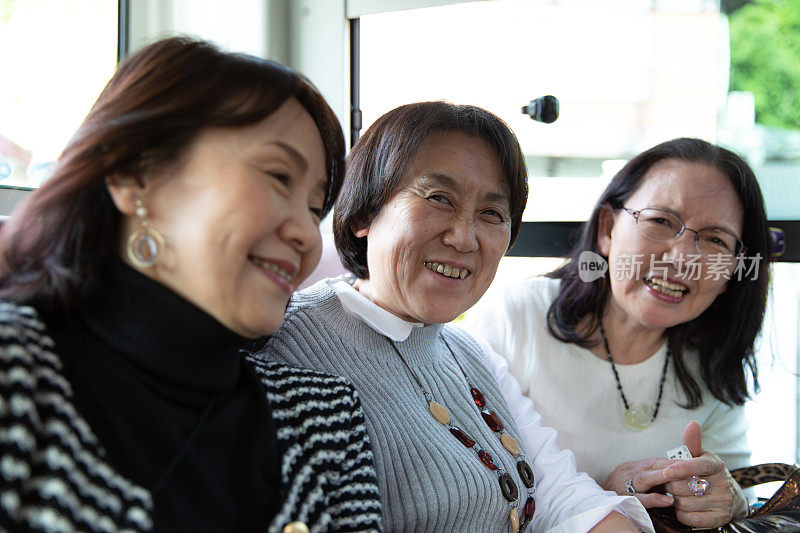 乘公共汽车旅行的老年妇女