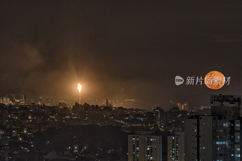 月圆之夜，炼油厂灯火通明