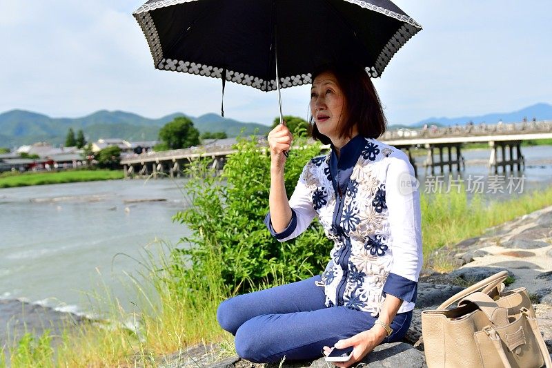 日本女子在京都岚山河畔放松