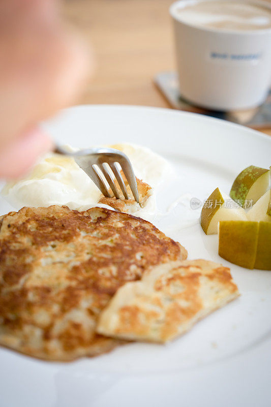 煎饼加梨作为早餐，是英国国家素食周的5天素食餐之一
