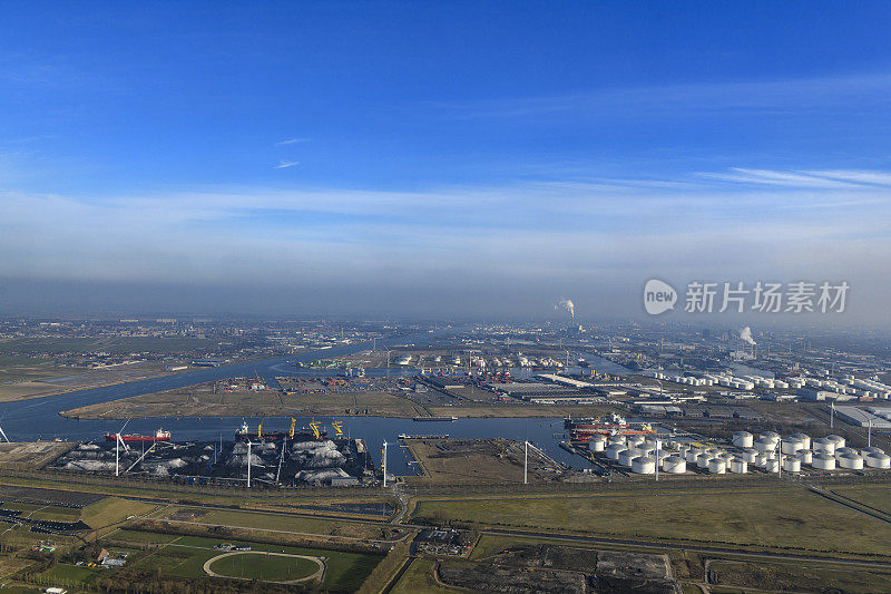 鸟瞰图阿姆斯特丹的港口与石油和煤炭码头