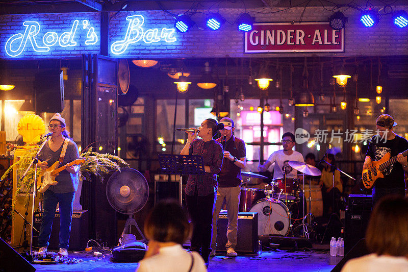 夜市酒吧外的泰国音乐家