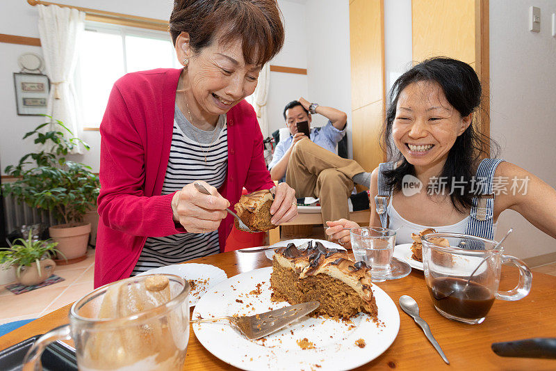 一家人享受自制蛋糕