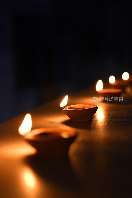 排灯节库存照片的石油diyas