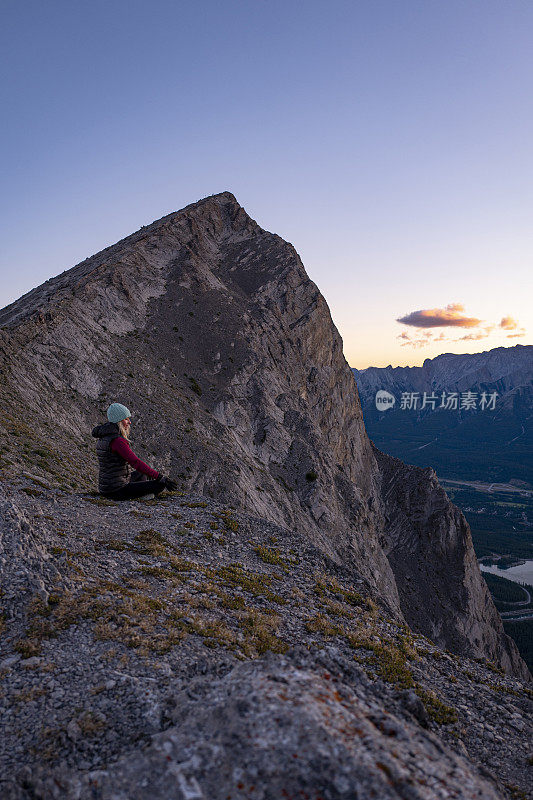 日出时分，女人在山脊上冥想