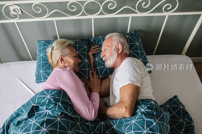 老年夫妇在床上