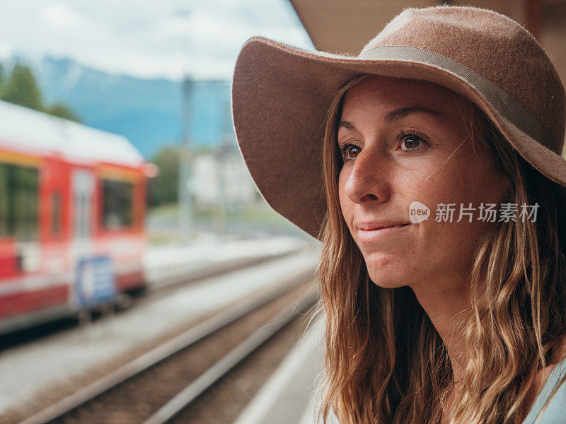 在车站等车的女人的肖像