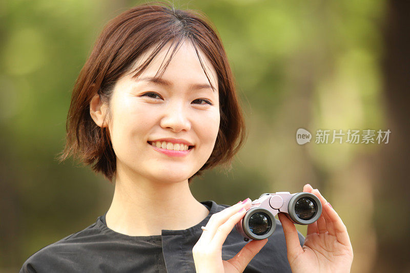 女性使用双筒望远镜