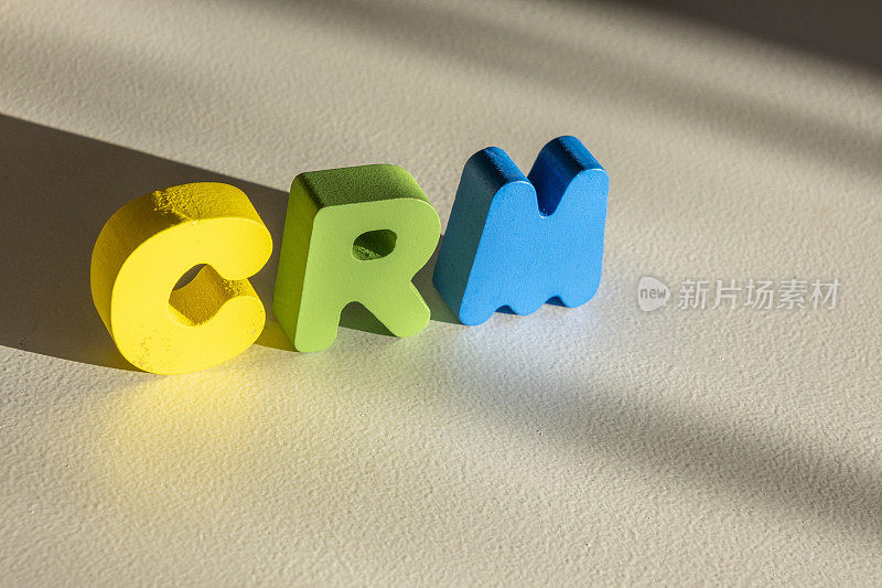 CRM字由五颜六色的abc字母块木制字母组成，复制空间为广告文字。