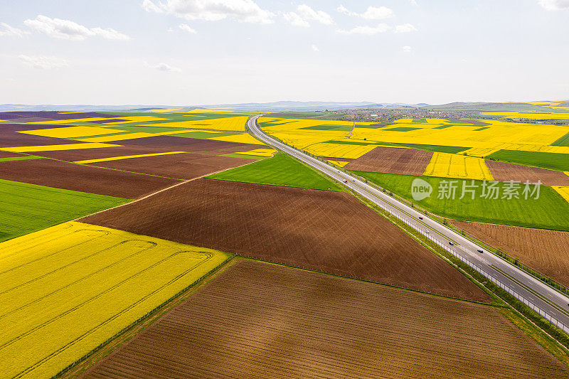 风景优美的春日公路交叉口，非城市景观