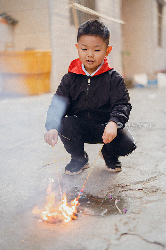 孩子烧烟花