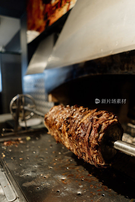 土耳其风格的烤肉串在金属格栅上