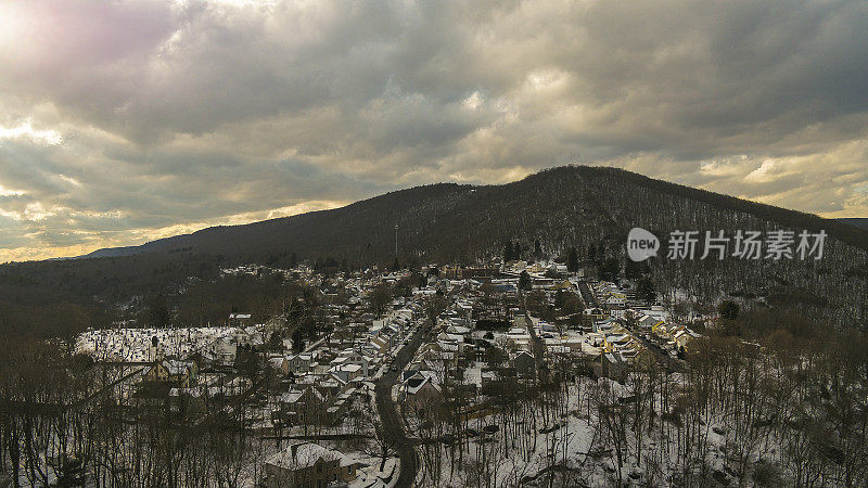 空中风景的小美国人吉姆索普在波科诺山，宾夕法尼亚州，在下雪的冬天的晚上。