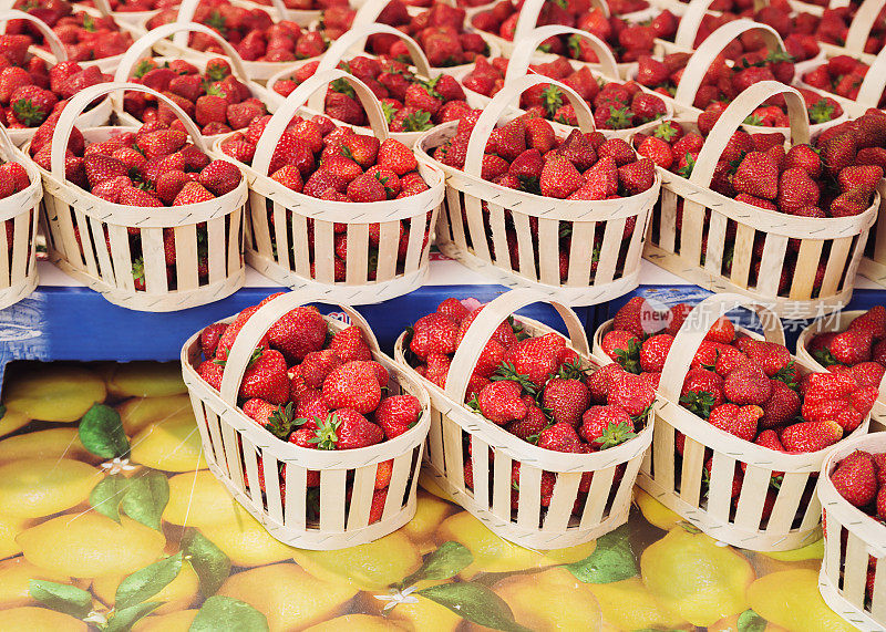 法国上萨瓦安纳西露天市场的草莓篮子