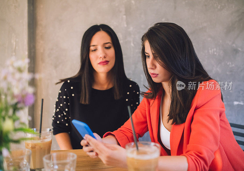 震惊的女人在看手机短信