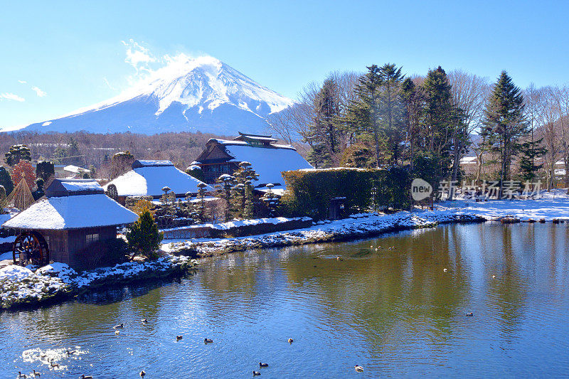 白雪皑皑的富士山和茅草屋顶:山梨县大野hakkai的景色