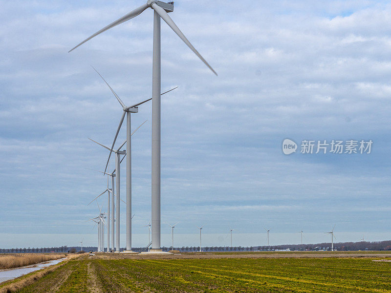 许多风力涡轮机，可再生能源，在春天的一天。风力发电场