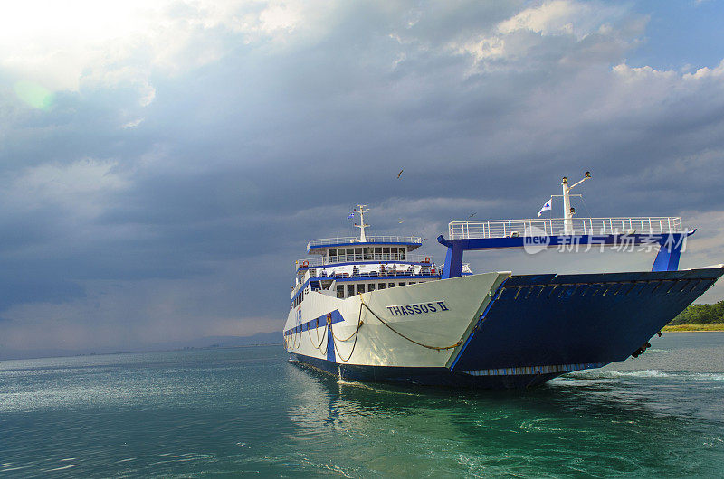 这艘渡轮正驶离希腊克拉莫提的海港