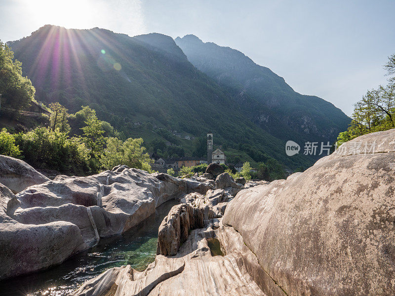 韦尔扎斯卡山谷的春天，提契诺