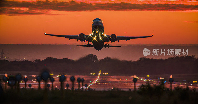 客机在日落时分起飞
