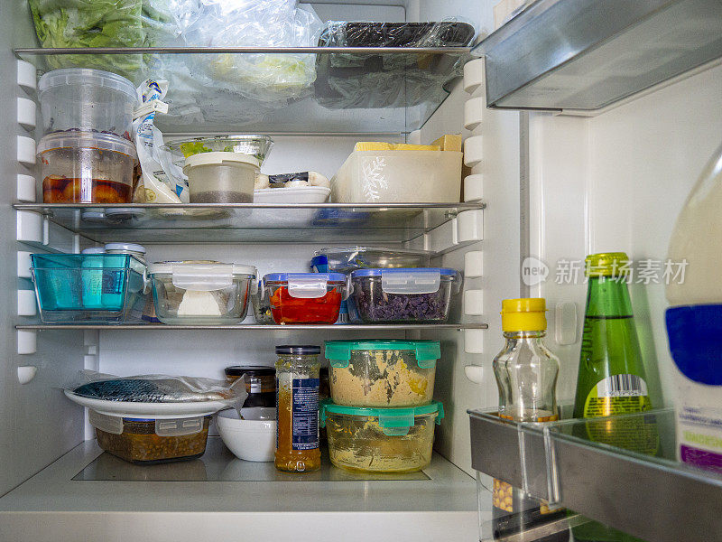 打开冰箱，把剩菜和餐单放在玻璃容器里。