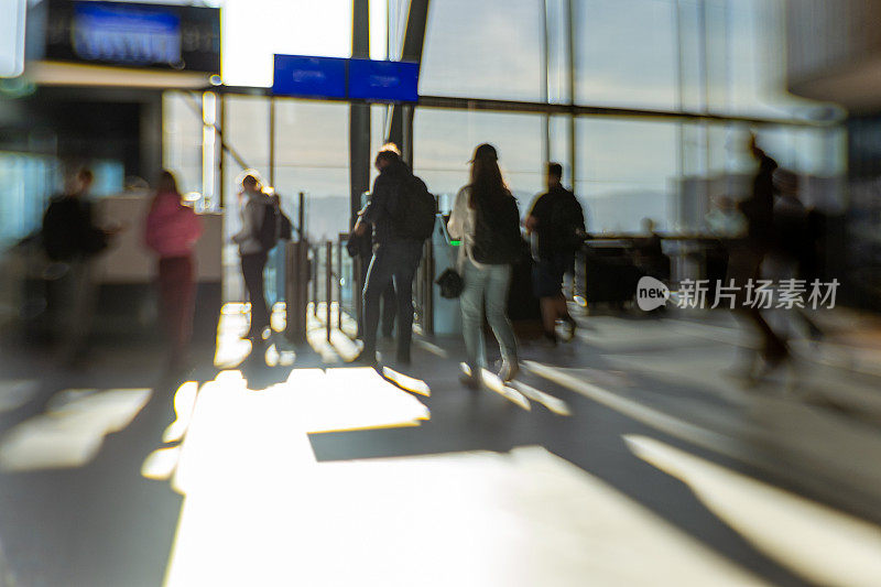 乘客登机或在挪威卑尔根机场候机楼等候。用lensbaby刻意模糊效果