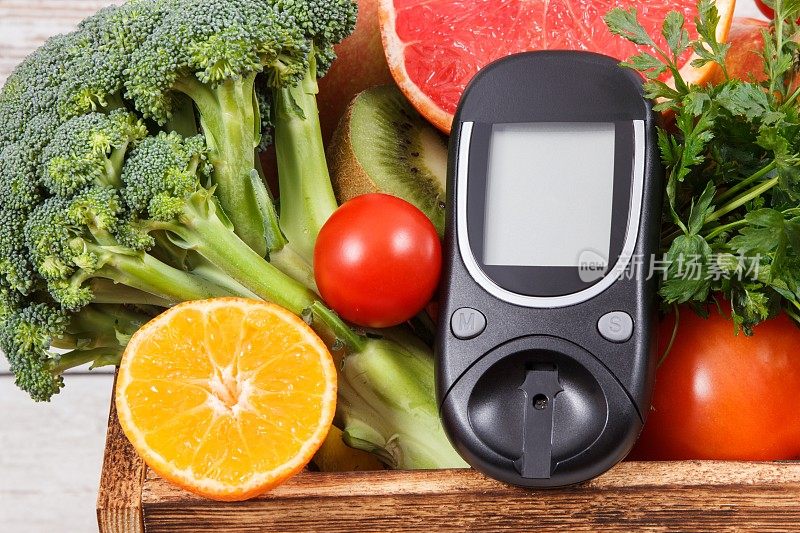 用健康水果和蔬菜测量血糖检查血糖水平，糖尿病，饮食和减肥的概念