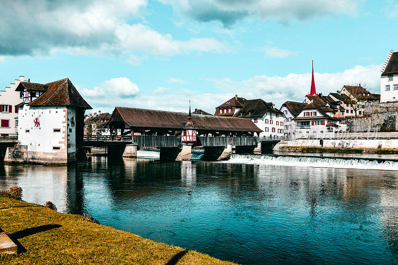 瑞士布雷姆加滕市的中世纪建筑和Isenlaufbrücke