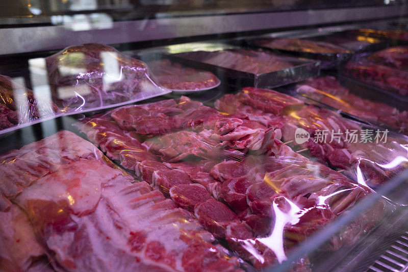 新鲜的生肉准备在肉店出售。