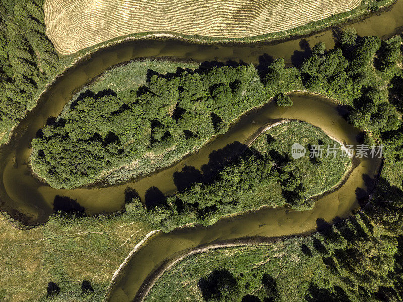 风景优美，有一条蜿蜒的小河(鸟瞰图)