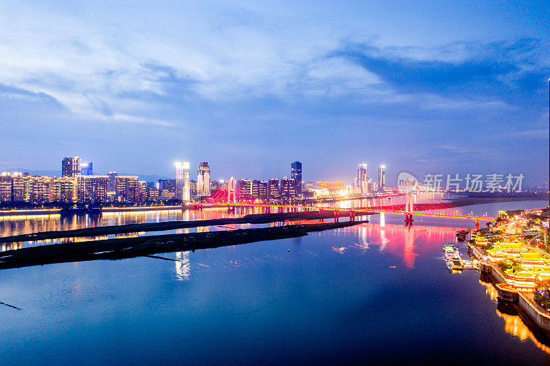 赣江夜景，南昌，中国