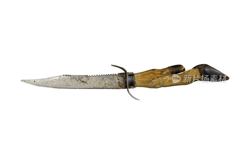 白色背景上用山羊蹄子做成的旧猎刀。刀，锯子和护具。