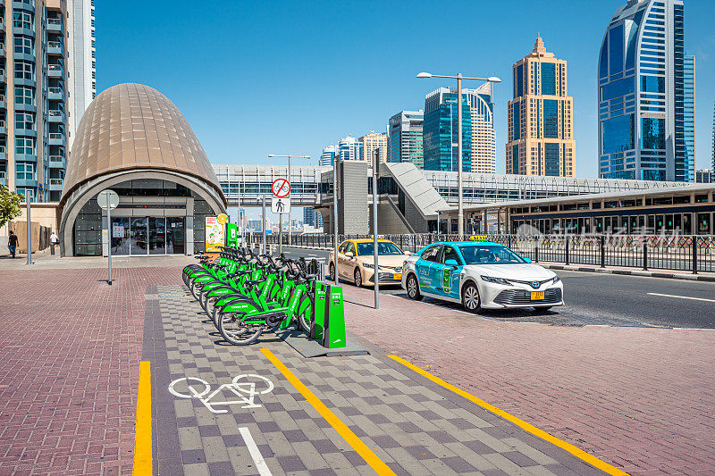 自行车租赁柜台从凯瑞姆，地铁入口和出租车站，作为城市公共交通