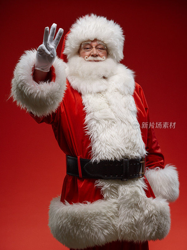 红色背景上的圣诞老人正在倒计时迎接新年的到来