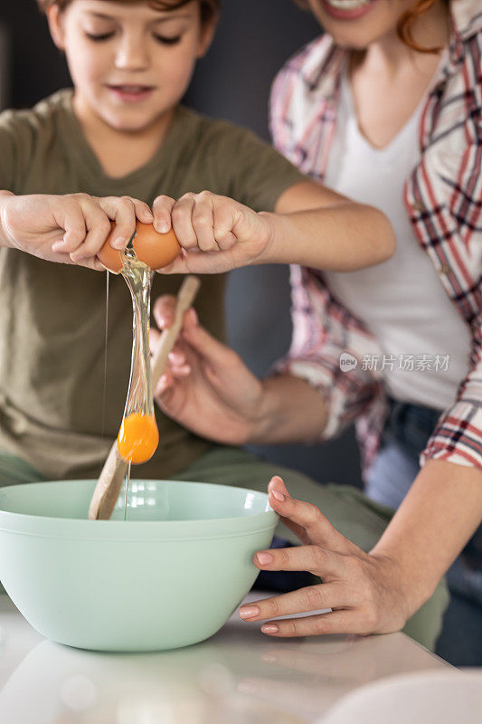 母亲和儿子一起在家烤饼干