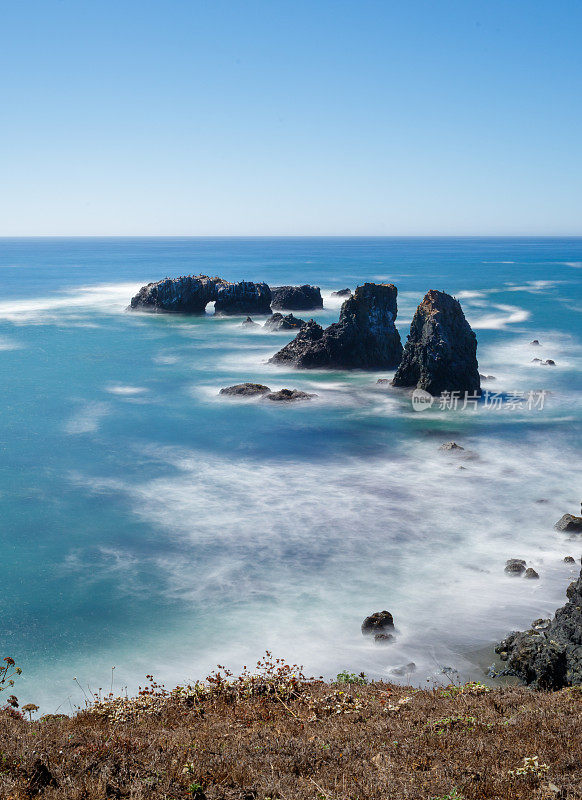 海洋牧场，加利福尼亚索诺玛海景，长曝光，海蚀柱在太平洋