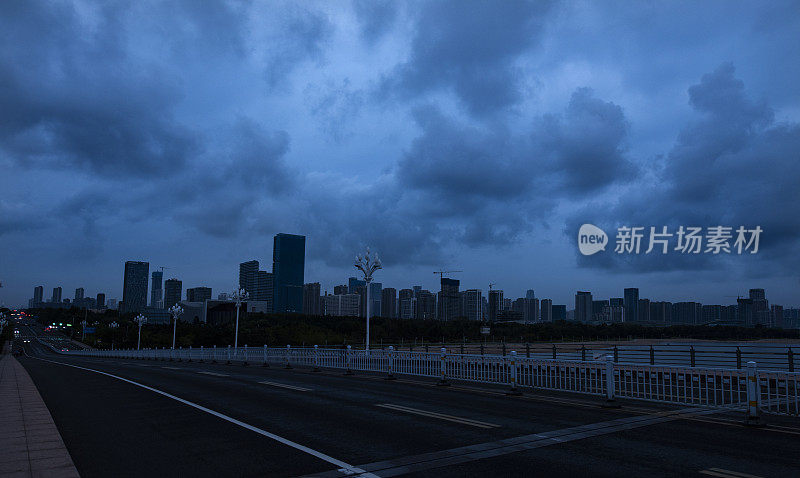 山东省沿海城市日照遭遇暴风雨