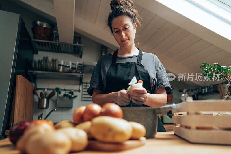 在家做饭的女人